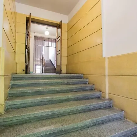 شقة Spacious 3br With Ac In Living Room, 2 Balconies