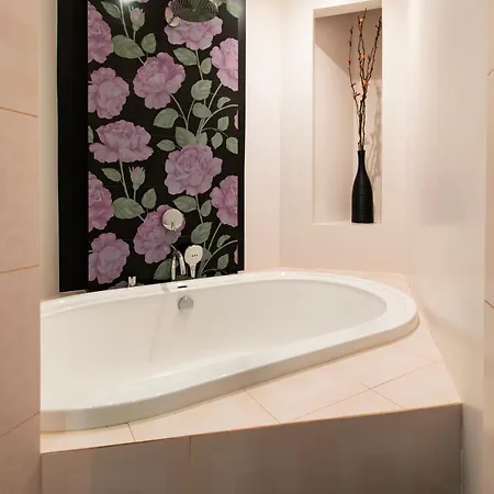 شقة Spacious 3br With Ac In Living Room, 2 Balconies